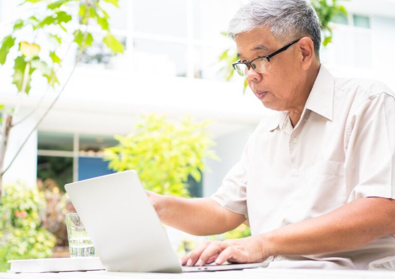 Emprender después de los 50: cómo superar el miedo a la tecnología y lanzar tu negocio con éxito